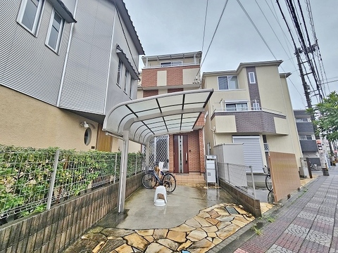 ブラウンとベージュの温かみのある外観。