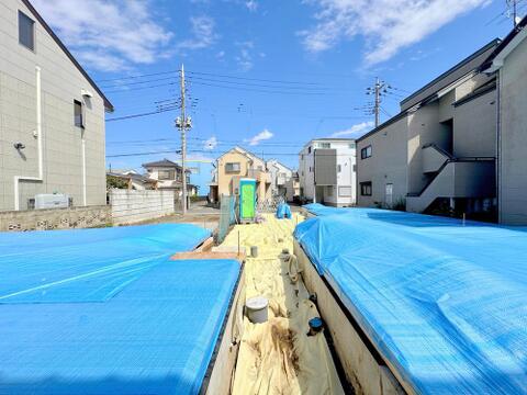 戸田市笹目の新築分譲住宅全4棟。最寄りのバス停まで徒歩1分でアクセス良好です。周辺にはコンビニもあり生活環境も充実。最新設備が揃う安心保証付きの快適空間で、新しい生活を始めませんか。