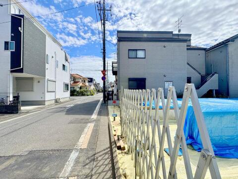 前面道路が広く、すっきりとおさまった開放的な敷地全景。空が大きく広がり、陽当りや風通りにも恵まれた好立地です。
