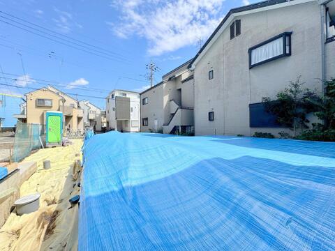 ご家族でゆったり過ごせる広いLDKと便利なスライド収納が魅力の新築一戸建て。トイレ2箇所や洗面台など毎朝の身支度もスムーズに。バス停徒歩1分・買い物環境も整う暮らしやすい立地です。