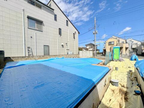 建物の基礎部分には耐震性・防湿性に優れた「ベタ基礎」を採用しており、完成前だからこそ確認できる安心の構造となっております。
