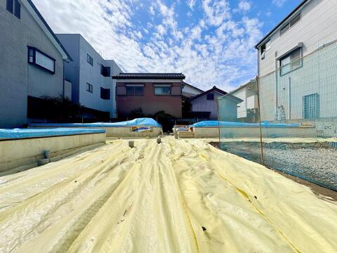 ZEH水準の新築分譲住宅。全室充実設備で、広々LDKや大容量収納、浴室乾燥機など快適な暮らしをサポートします。安心の地盤20年保証付き。バス停徒歩1分で通勤通学にも便利な立地です。