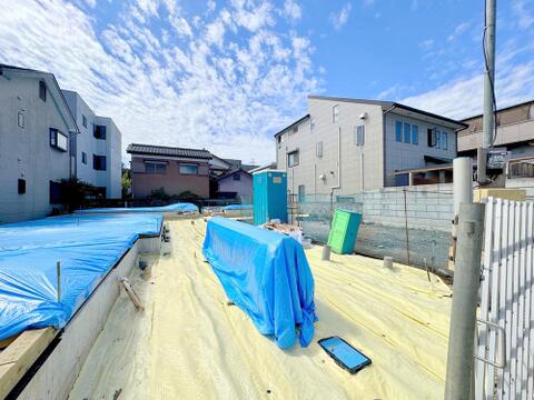 バス停徒歩1分×ZEH水準の省エネ住宅。陽当り・通風良好な前面道路に面した開放的な敷地です。今なら建築中の様子もご覧いただけます。