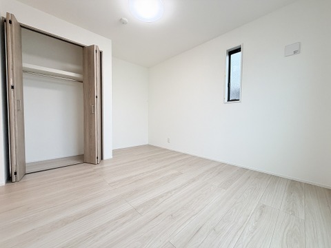 バルコニーに面した主寝室は広々7.53帖。