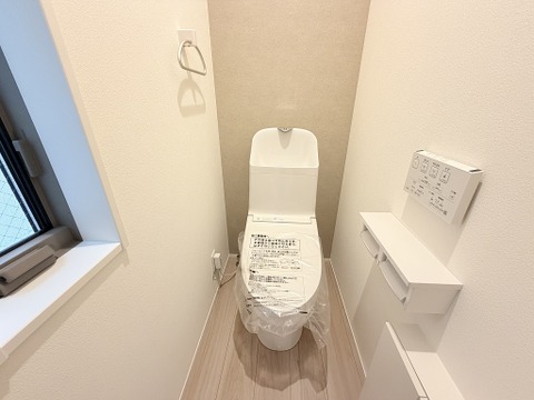 白を基調とした清潔感あふれるトイレ空間。