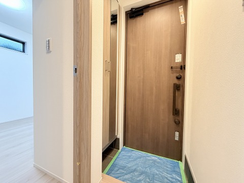 家族みんなの靴や外出グッズもすっきり片付く玄関。明るい空間で、毎日気持ちよくお出かけできますね。