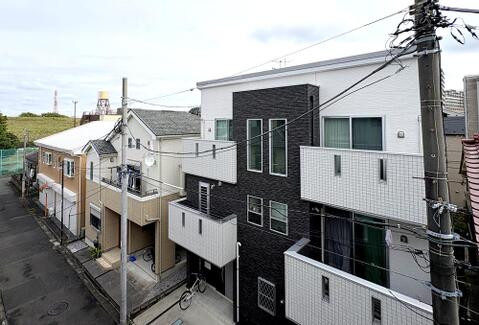 空が広く感じられる落ち着いた住環境。バルコニーからの見晴らしも良く、気持ちの良い風が吹き抜けます。