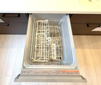 家事の時間を大幅に短縮できる便利なビルトイン食器洗い乾燥機。手荒れが気になる季節にも嬉しい設備です。