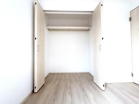 折れ戸タイプで出し入れしやすいクローゼット。枕棚とハンガーパイプが付いており衣類を効率よく収納できます。