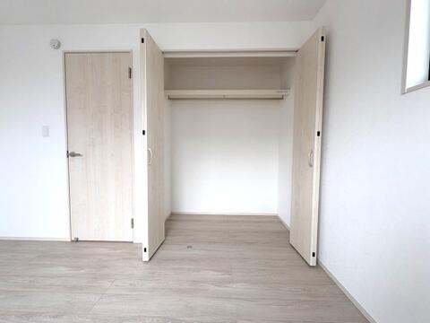 実用性重視：衣類も小物もすっきり収まる大容量クローゼット付きのお部屋。