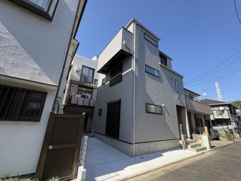 落ち着いたグレーでまとめられたモダンな外観デザイン。敷地内には嬉しい駐車スペースも完備。