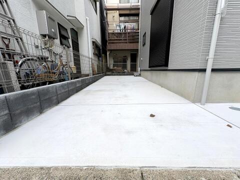 フラットで駐車しやすいカースペース。奥には立水栓も完備されており、洗車や掃除にも便利です。