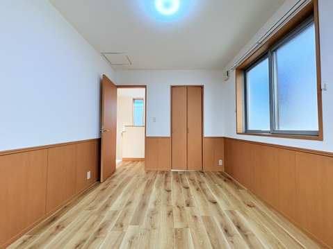主寝室は右扉から納戸につながっています。