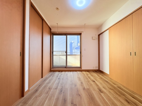 初めての一人部屋にぴったりの、心安らぐプライベート空間。壁1面収納たっぷり。