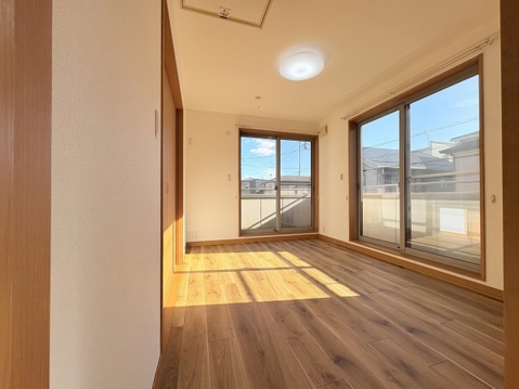 隣室と扉で繋がっている洋室。陽当たり良好です。上部に小屋収納の入口があります。