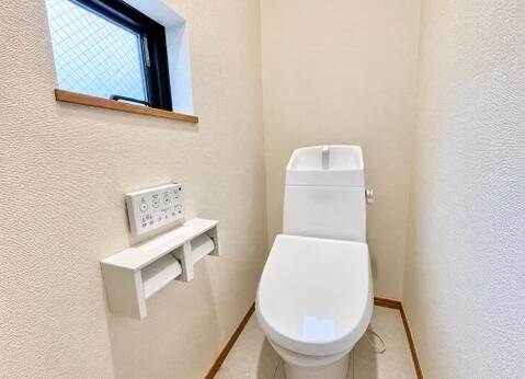 「温水洗浄便座付きトイレ」窓付きで明るく、換気もしやすい清潔感のあるトイレです。