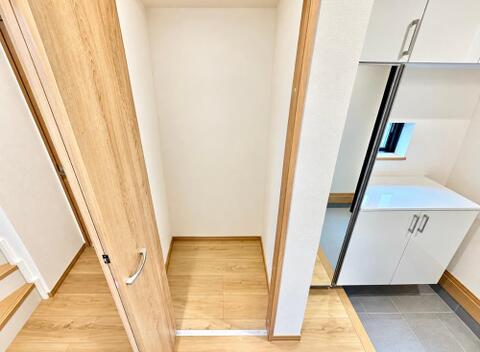 居住空間を広く快適に使える大容量の収納スペース。衣類や小物をたっぷりとしまえるので、お部屋はいつでもスッキリ綺麗な状態を保てます。ライフスタイルに合わせて自由に使いやすい実用的な造りです。