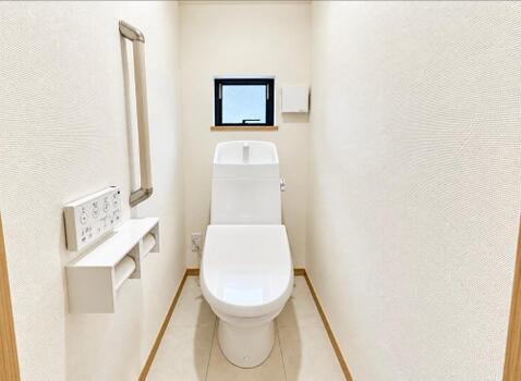 清潔感あふれるシンプルなトイレスペース。温水洗浄便座付きで、一年中快適にお過ごしいただけます。お掃除もしやすい設計で、いつでもクリーンな状態を保てます。