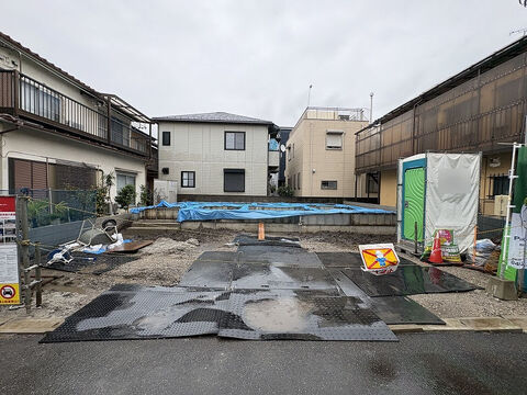 東武伊勢崎線「獨協大学前」駅徒歩13分。西側4ｍ公道に面す。2026年10月上旬撮影