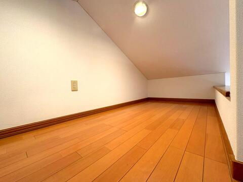 季節物の収納や趣味部屋として活躍する小屋裏収納。ダウンライト付きで明るい空間です。
