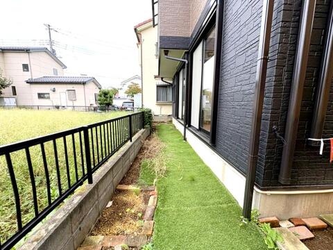 手入れの手間が省ける人工芝が敷かれたサイドスペース。フェンス付きで防犯面も安心です。
