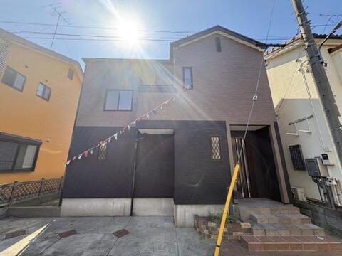 落ち着いた2色使いのモダンな外観デザイン。前面にはカースペースも確保されています。