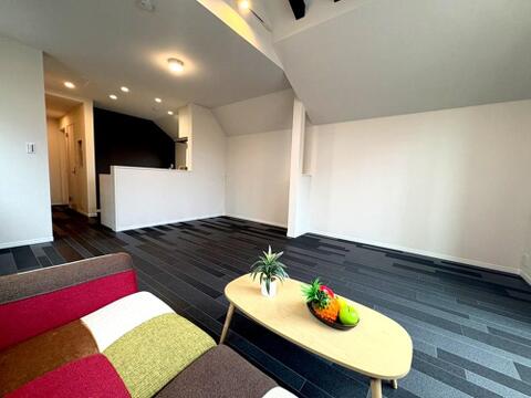 デザイン性の高い壁とフローリングが調和したリビング。夜は間接照明で落ち着いた雰囲気に。