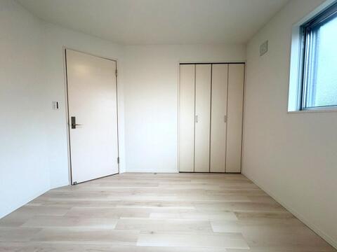 大容量の折り戸式クローゼットを備えた洋室。衣類や生活用品をすっきり収納して部屋を広く使えます。