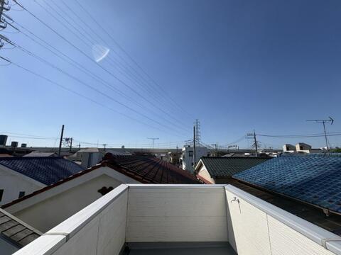 見晴らしの良い屋上バルコニー。空を広く見渡せる開放的な空間で、リフレッシュできます。