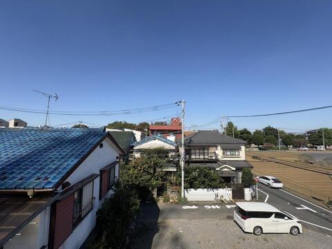 圧迫感がなく開放的なバルコニーからのロケーション。風通しも良く心地よい風が通り抜けます。