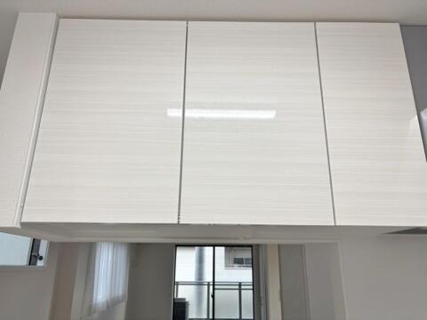 作業スペースを多くとったキッチン。夫婦そろってキッチンに立っても調理がしやすくゆとりある広さ。食器類もすっきりと片付く収納力が期待できます。家事をしながら会話も弾みます。