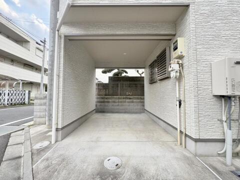 雨の日も濡れずに乗り降りできるビルトインガレージ。大切なお車を守るだけでなく、ベビーカーやたくさんのお買い物も焦らず運べる家族の特等席です。