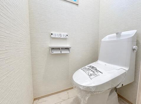 ～明るく清潔感あふれる、快適なトイレ空間～ 窓から光が入り、換気もしやすい設計です。便利な手洗い器付きで、毎日気持ちよくお使いいただける落ち着いた空間です。