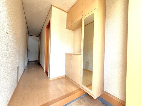家族みんなの靴や外出グッズもすっきり片付く玄関。明るい空間で、毎日気持ちよくお出かけできますね。