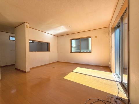 食事とくつろぎの空間を分けて楽しめる、ゆとりあるリビングダイニング