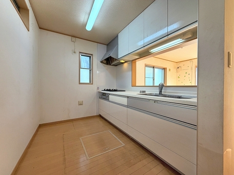 家族の笑顔が見える対面キッチンは、料理中も会話が弾む設計です。