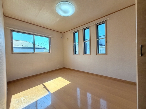 西側6帖洋室。初めての一人部屋にぴったりの、心安らぐプライベート空間。