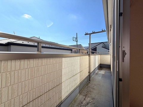 明るい日差しが差し込むバルコニー。