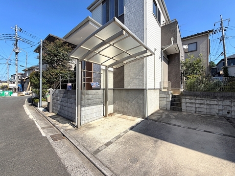 屋根付きの自転車置き場もあります。