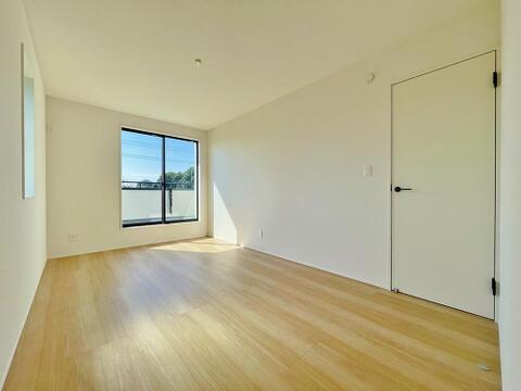 ～Bed room～陽の光をふんだんに取り込める大きい窓とバルコニーが付いた南向きの主寝室です。
