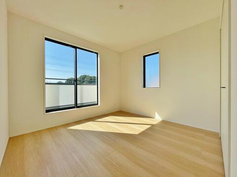 ～Bed room～南向きのバルコニーから差し込む心地よい自然光を、室内でも存分に感じることができます。