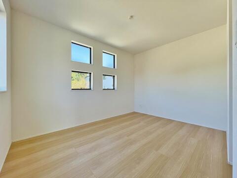 ～Bed room～独立性を高めたお部屋。たっぷりの収納も配備しており、片付いた空間を実現出来そう。陽光も降り注ぐ明るく開放的な空間が魅力的です。