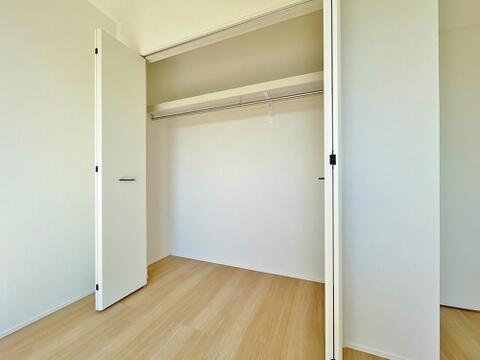 ～Closet～冬物や夏物、スーツケースなども全部まとめて収納もできますのでお部屋を広く開放的にお使いいただけます。