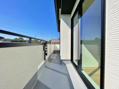 ～Balcony～お洗濯物が思いっきり干せる陽あたり良好の奥行きのある真南に面したバルコニー。前面に建物もないので風通し、眺望も良好です。