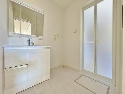 ～Powder room～三面鏡タイプの洗面化粧台を採用し、キャビネット収納はぎっしり色々な物を収納でき下部収納もございます。シャワーヘッドタイプを採用しておりますのでお掃除など楽々できます。