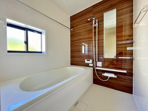 ～Bath room～足を伸ばせる浴槽・ワンタッチでお湯張や追焚が出来るオートバスで1日の疲れも快適にリフレッシュ。雨のお洗濯に威力を発揮する浴室換気乾燥機付きです。
