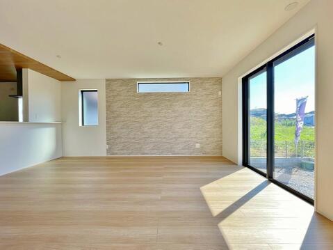 ～Ｌiving room～うららかな陽射しがどのお部屋にも降り注ぎますように、快適さを追求した間取設計。得難い立地環境での生活を恵みの豊かな永住の地へと変えてくれます。