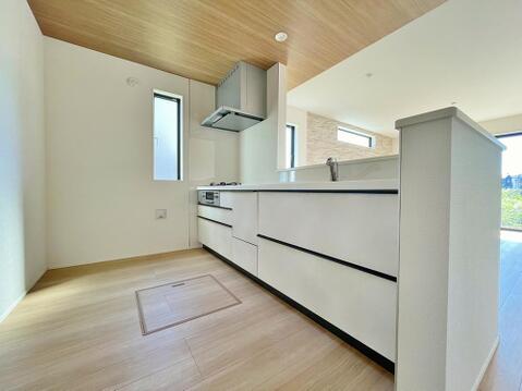 ～Kitchen～団欒のお喋り、お子様を見守りながらの調理、リビングを一望する開放的なキッチンスペースに奥様もニッコリです。