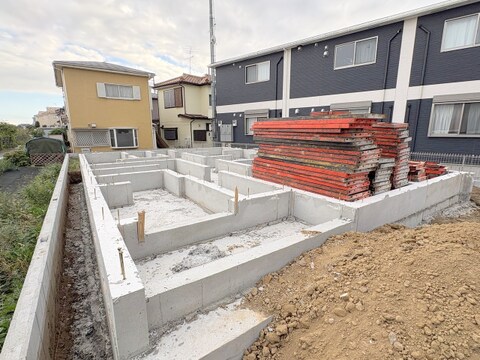 北西側8.32ｍ公道に接道し、北東側4ｍ公道に広く面し開放感あり。都市ガス・本下水。2026年10月下旬撮影。