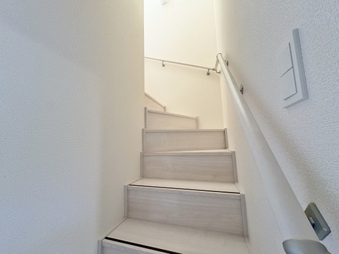 手すり付き階段。共通設備：写真は1号棟